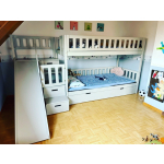 graues Etagenbett mit Stufen und Rutsche