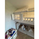 Natürliches Etagenbett mit Dach, Treppe und Rutsche – individuelles Hochbett nach Maß