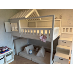 Stockbett auf Bestellung gefertigt – Hochbett mit Schiebetreppe und Dach in Österreich