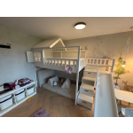 Hochbett mit Rutsche und Treppe – maßgefertigtes Kinderbett mit Dach in Österreich