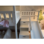 Abenteuerliches Kinderhochbett mit Dach, sicherer Treppe und Rutsche
