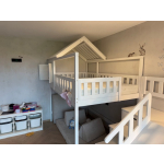 Maßgefertigtes Hochbett mit Dach und Rutsche – Kinderbett aus Österreich