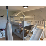 Stockbett nach Maß – Kinderhochbett mit Schiebetreppe und Dachkonstruktion