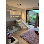 Modernes Hochbett mit Rutsche, Dach und Treppe – maßgeschneidertes Kinderbett