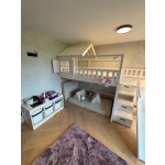 Sicheres Hochbett mit Rutsche und Dach – maßgefertigtes Etagenbett aus Holz