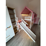 LED-beleuchtetes Etagenbett 120x200 mit Treppe und Rutsche – perfektes Kinderbett in Österreich.