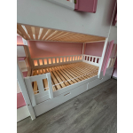 Etagenbett mit LED-Beleuchtung, Rutsche und Treppe – ein sicheres Kinderbett 120x200 aus Österreich.  Stabiles Stockbett 120x200 mit Treppe und Rutsche, LED-Licht und kindersicherem Design für Familien in Österreich.