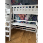 Platzsparendes Etagenbett mit Schreibtisch – Lernen und Schlafen kombiniert.
