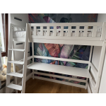 Funktionales Kinderbett mit Schreibtisch, ideal für kleine Räume.
