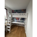 Jugendbett mit praktischem Arbeitsplatz und Stauraum unter der Liegefläche.
