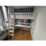 Modernes Hochbett mit integriertem Schreibtisch für Kinderzimmer.