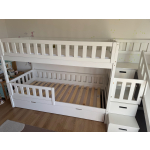 Modernes weißes Etagenbett mit sicherer Treppe und Spielrutsche für Geschwister