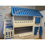 Etagenbett mit Treppe Linz mit Dach und Fensterläden