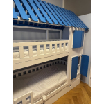 Kinder Etagenbett Linz mit Hausdach und stabiler Treppe