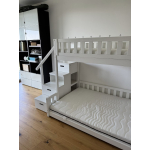 Familienbett mit Treppe als platzsparendes Etagenbett
