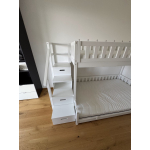Modernes Familienbett mit Treppe im Kinderzimmer