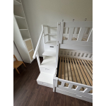 Modernes Hochbett mit Treppe für Kinderzimmer in Tirol
