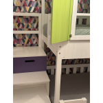 Modernes Etagenbett mit Treppe und geschlossenem Seitenschutz für Kinderzimmer