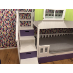 Sicheres Etagenbett mit Treppe für modernes Kinderzimmer in individueller Farbgestaltung