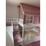 Spielbett mit Rutsche und Treppe als Indoor-Spielplatz im Kinderzimmer