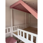 Abenteuerbett mit großer Spielebene und geschlossener Sicherheitswand für Kinder