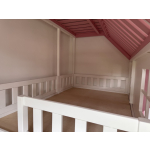 Indoor Spielplatz Kinderzimmer mit hochwertigem Etagenbett und Spielebene
