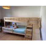 großes Kinderbett aus Holz mit Treppe und Rutsche