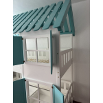 individuelles Etagenbett mit Treppe und Rutsche für Kinder