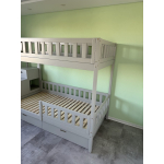 großes Kinder Etagenbett mit Treppe für zwei Schlafplätze