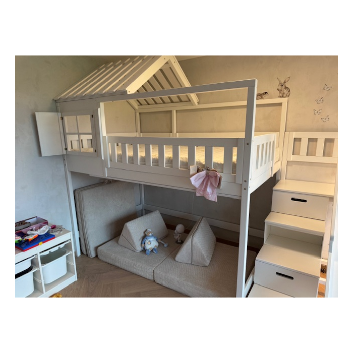 Stockbett auf Bestellung gefertigt – Hochbett mit Schiebetreppe und Dach in Österreich