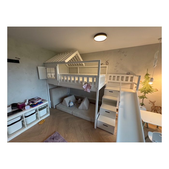 Hochbett mit Rutsche und Treppe – maßgefertigtes Kinderbett mit Dach in Österreich