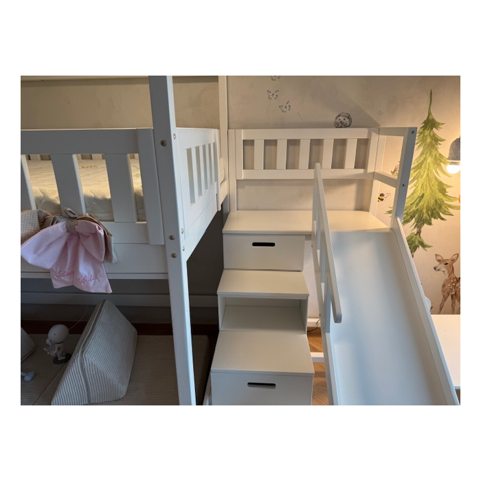 Abenteuerliches Kinderhochbett mit Dach, sicherer Treppe und Rutsche