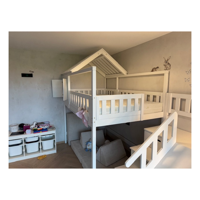 Maßgefertigtes Hochbett mit Dach und Rutsche – Kinderbett aus Österreich