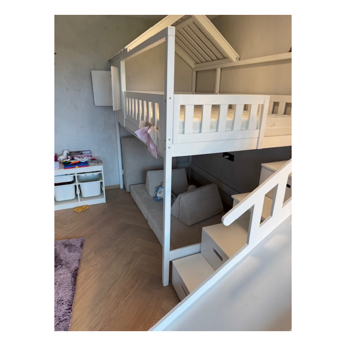 Hochbett mit Treppe, Dach und Rutsche – individuelles Möbelstück in Österreich