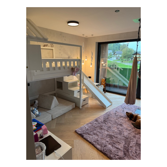 Modernes Hochbett mit Rutsche, Dach und Treppe – maßgeschneidertes Kinderbett