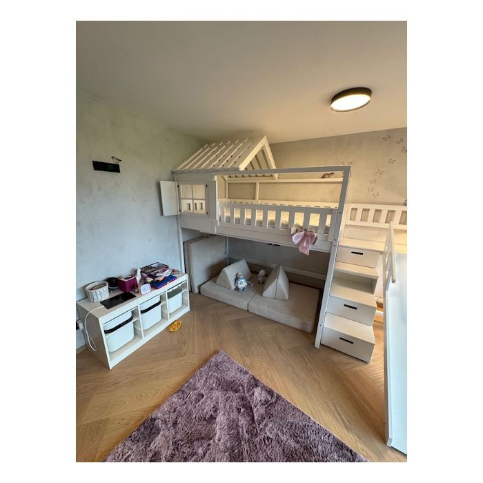 Sicheres Hochbett mit Rutsche und Dach – maßgefertigtes Etagenbett aus Holz