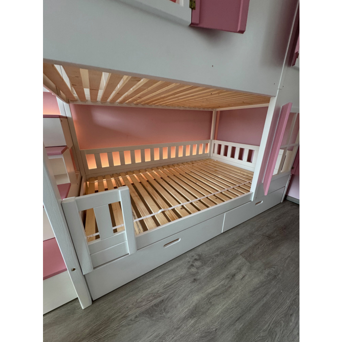 Etagenbett mit LED-Beleuchtung, Rutsche und Treppe – ein sicheres Kinderbett 120x200 aus Österreich.  Stabiles Stockbett 120x200 mit Treppe und Rutsche, LED-Licht und kindersicherem Design für Familien in Österreich.