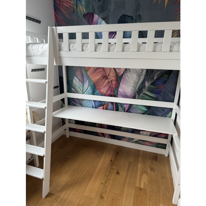Platzsparendes Etagenbett mit Schreibtisch – Lernen und Schlafen kombiniert.