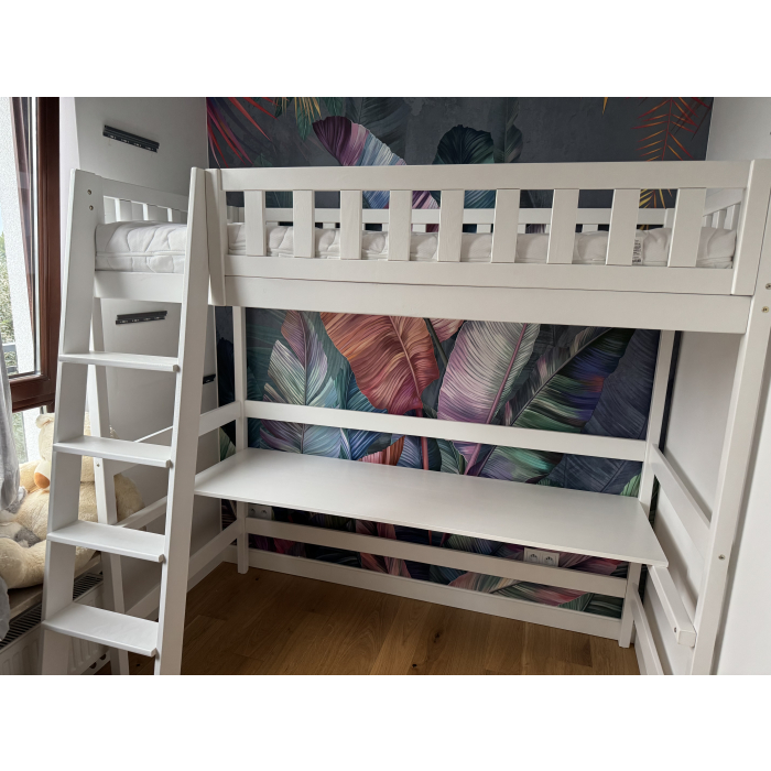 Funktionales Kinderbett mit Schreibtisch, ideal für kleine Räume.