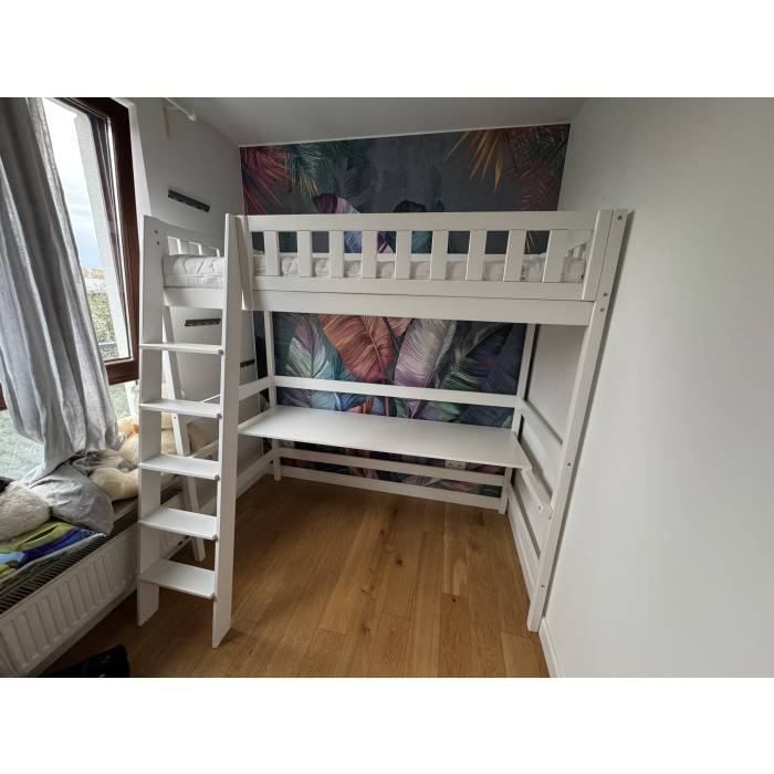 Modernes Hochbett mit integriertem Schreibtisch für Kinderzimmer.