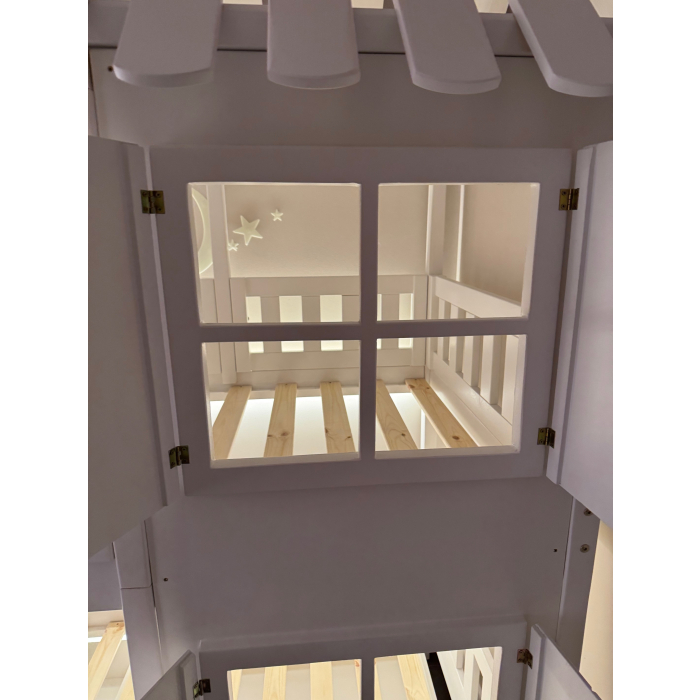 Fenster und Fensterladen im Kinderbett