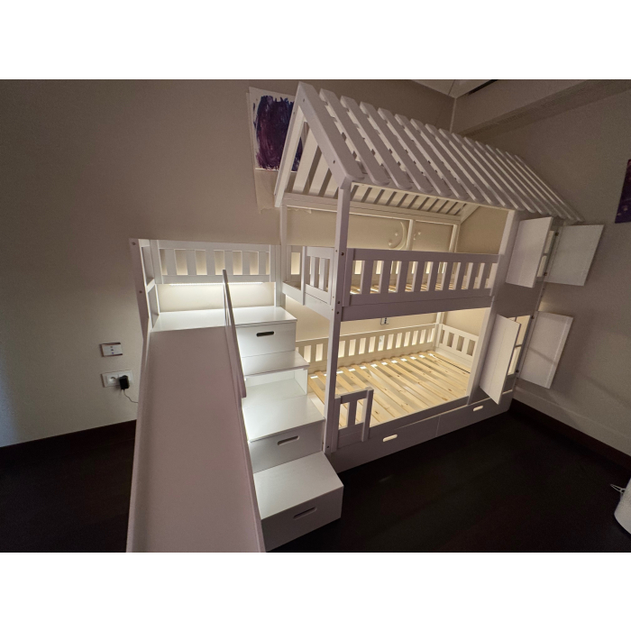 Etagenbett mit Treppe und Beleuchtung