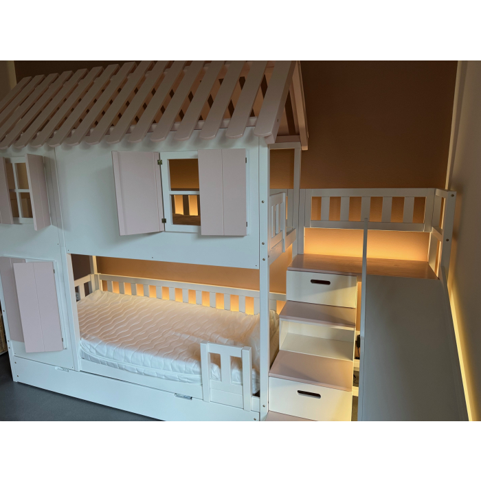 Sicheres Etagenbett mit Treppe und Rutsche für Kinderzimmer