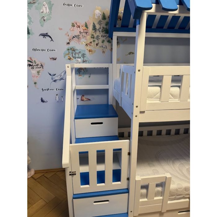 Maßgefertigtes Etagenbett Linz mit Dach und Fenstern