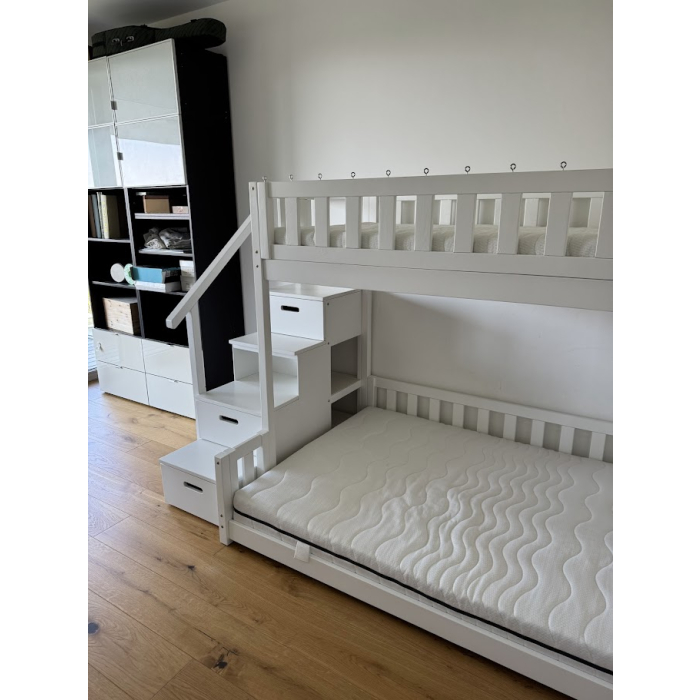 Familienbett mit Treppe als platzsparendes Etagenbett