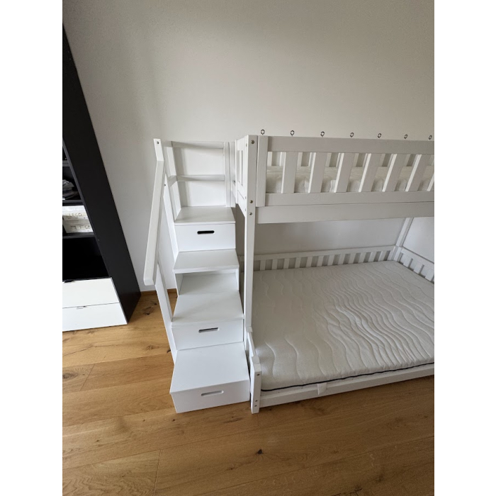 Modernes Familienbett mit Treppe im Kinderzimmer