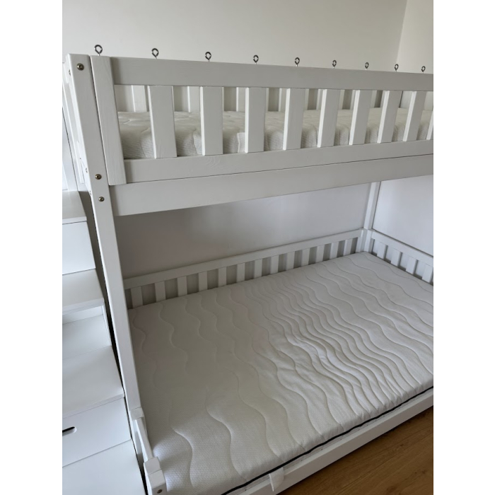 Sicheres Familienbett mit Treppe und Schutzgitter
