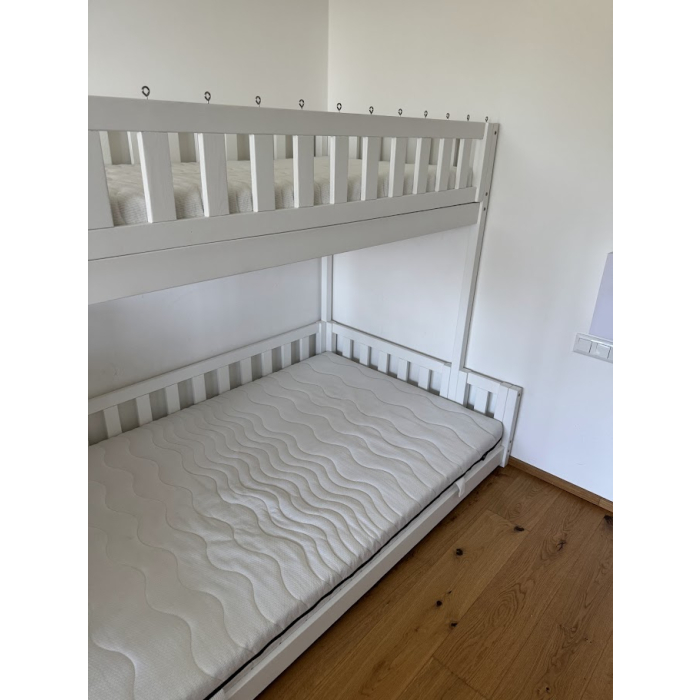 Familienbett mit Treppe und breiter Liegefläche unten