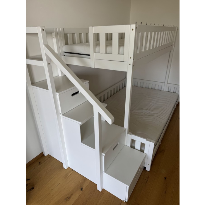 Großes Familienbett mit Treppe und sicherem Unterbereich