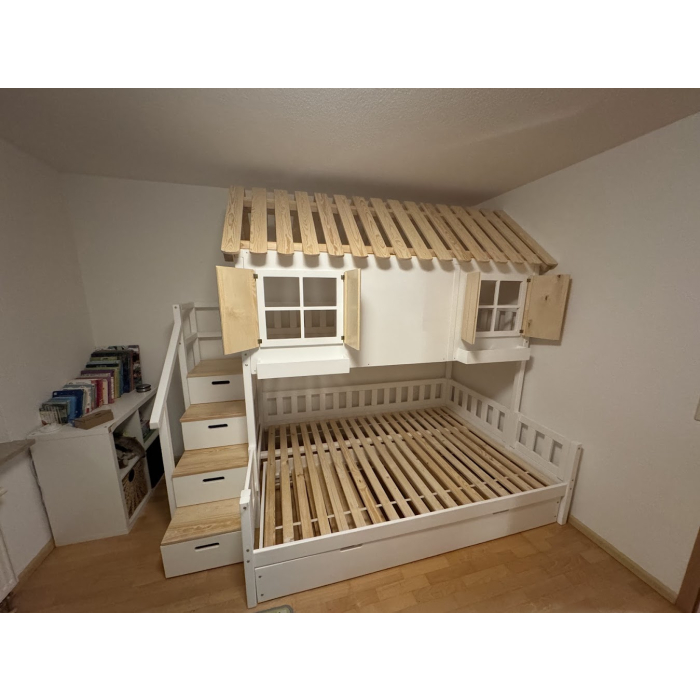 Kinderbett mit Treppe in Basel montiert